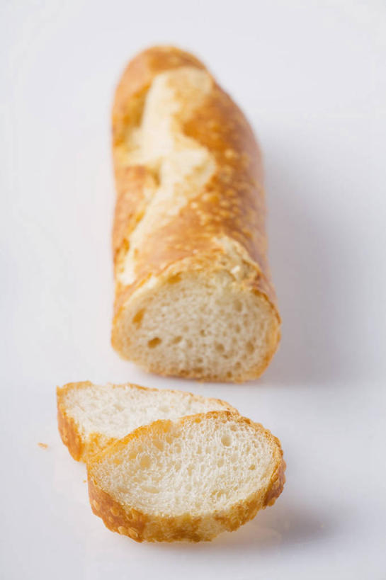 点心,面包,无人,竖图,俯视,室内,特写,白天,白色背景,餐桌,桌子,阴影,反射,影子,食品,面点,法国面包,食物,糕点,一个,摄影,影棚,单个,餐台,法棍,长棍面包,横截面,剖面,法式长棍面包,截面,截面图形,彩图,高角度拍摄,影棚拍摄,拍摄