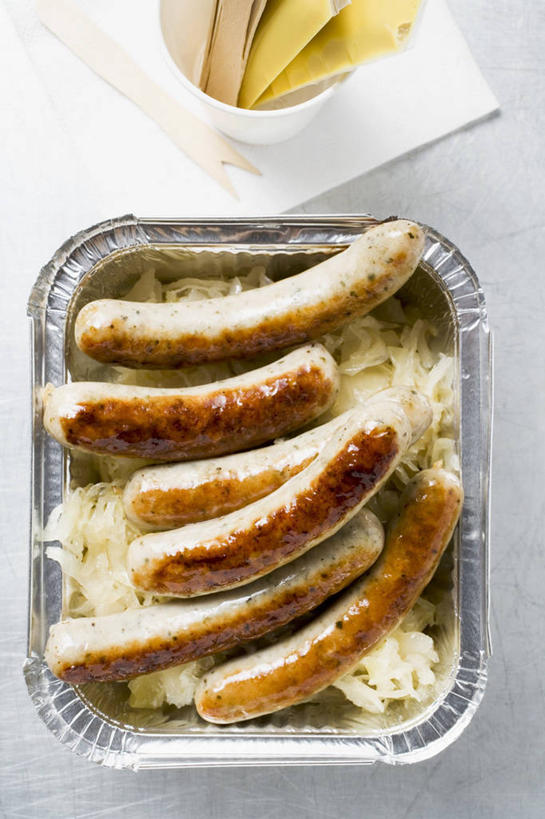 芥末,无人,竖图,俯视,室内,特写,白天,白色背景,烧烤,桌面,桌子,餐具,一堆,许多,阴影,堆叠,堆积,反射,木制,碟子,盘,影子,塑料,陶瓷,调料,酱料,酱汁,香肠,佐料,烤架,陶瓷制品,腊肠,烤肉,调味品,调味料,酱,盒子,盘子,木制品,容器,塑料制品,碟,碗,铁架,摄影,影棚,储藏,堆,储存,芥末酱,彩图,高角度拍摄,影棚拍摄,拍摄,芥辣,芥辣酱,美式芥末,美式芥末酱,贮存