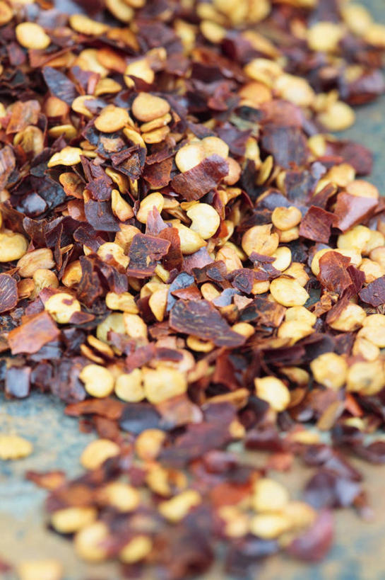 无人,竖图,俯视,室内,特写,白天,辣椒,蔬菜,一堆,许多,阴影,堆叠,堆积,新鲜,反射,影子,辣椒籽,食品,食物,摄影,有机食品,绿色食品,影棚,堆,辣角,红海椒,大椒,辣虎,广椒,辣子,红辣椒,海椒,番椒,彩图,高角度拍摄,影棚拍摄,拍摄