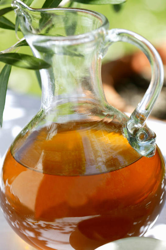 无人,竖图,俯视,室内,特写,白天,桌面,桌子,橄榄,阴影,朦胧,模糊,反射,木制,壶,影子,水壶,茶壶,木制品,容器,青果,白榄,彩图,高角度拍摄