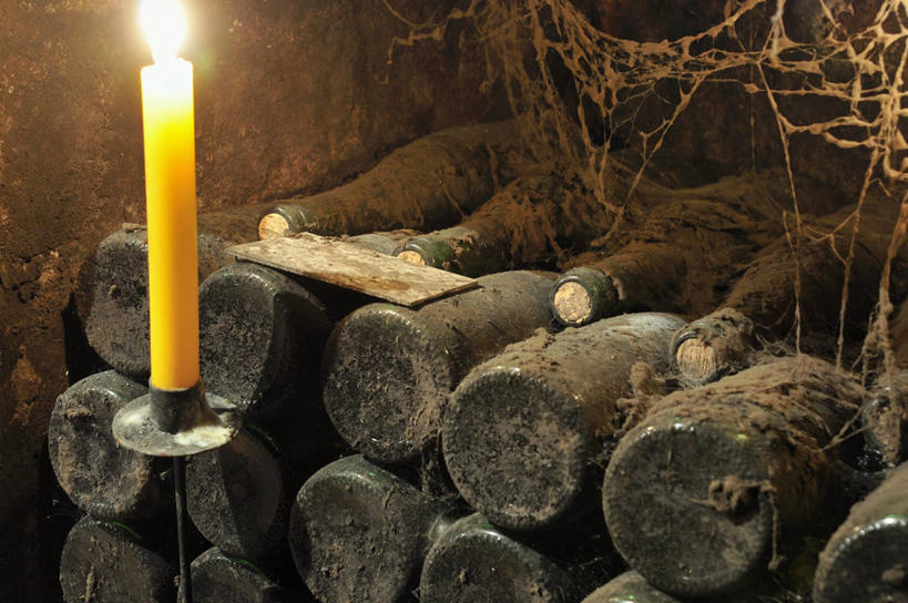 红酒,葡萄酒,无人,横图,俯视,室内,特写,白天,蜡烛,阴影,反射,光线,蜘蛛网,火焰,网,影子,烛光,酒类,燃烧,红酒瓶,玻璃制品,酒,酒瓶,饮料,玻璃瓶,瓶子,点燃,红葡萄酒,蜘蛛丝,葡萄酒瓶,蛛网,捕杀,猎取,蛛丝,彩图,高角度拍摄