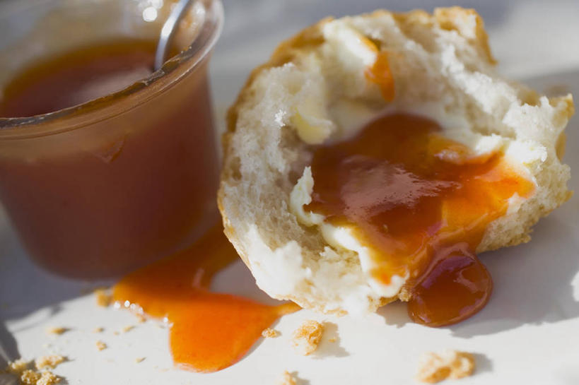 无人,烘培师,横图,俯视,室内,特写,白天,白色背景,桌面,桌子,玻璃,阴影,反射,木制,影子,勺子,调料,酱料,酱汁,佐料,调味品,调味料,酱,玻璃制品,木制品,容器,调羹,汤匙,碗,摄影,影棚,储藏,储存,糕点师,面包师,彩图,高角度拍摄,影棚拍摄,拍摄,贮存