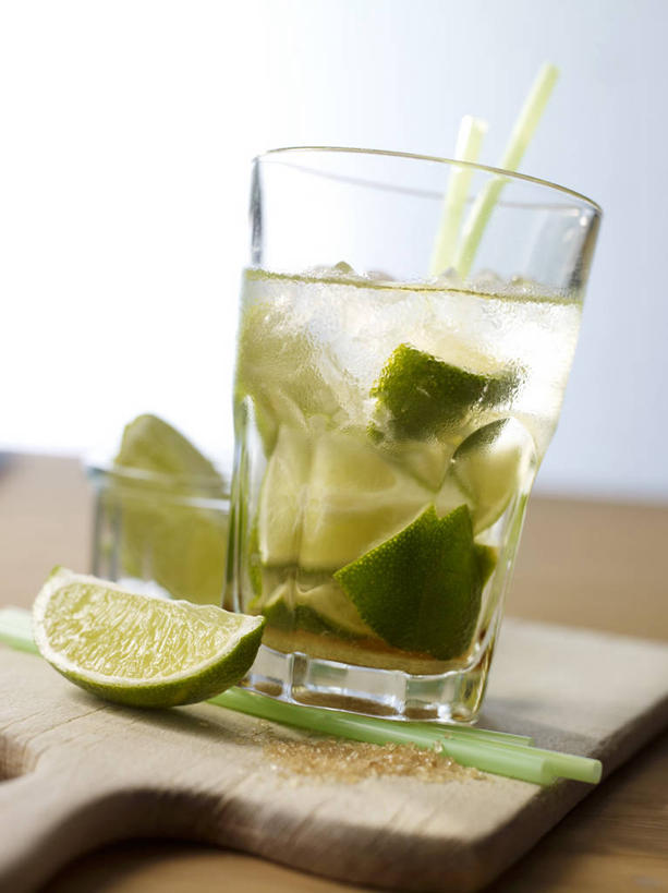 无人,竖图,室内,特写,白天,白色背景,正面,桌面,桌子,杯子,水果,切开,阴影,朦胧,模糊,新鲜,反射,木制,影子,塑料,生食,食品,果实,案板,酒类,文化,玻璃制品,酒,砧板,食物,饮料,木制品,水杯,塑料制品,吸管,鸡尾酒,切,调酒,摄影,有机食品,绿色食品,影棚,创造,空心,剖面,想象,切面,酸橙,饮管,代代,盖比丽娜鸡尾酒,玻璃杯,橙子,橙,彩图,影棚拍摄,拍摄,圆柱状