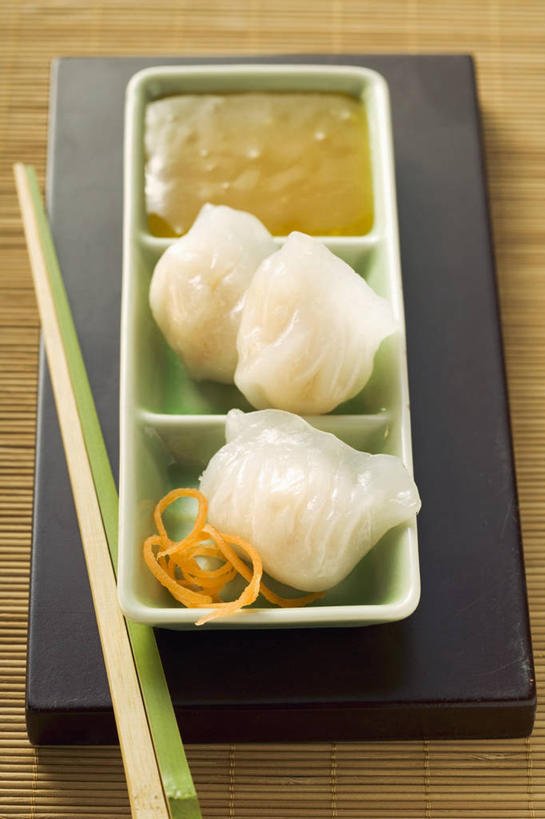 点心,无人,竖图,俯视,室内,特写,白天,中餐,筷子,桌面,桌子,餐具,一双,阴影,反射,木制,碟子,盘,影子,调料,酱料,酱汁,佐料,料理,食品,饺子,面点,调味品,调味料,文化,传统,酱,小吃,美食,食物,盘子,木制品,碟,中式,虾饺,花生酱,摄影,影棚,礼节,蒸饺,礼仪,进餐用具,彩图,高角度拍摄,影棚拍摄,拍摄