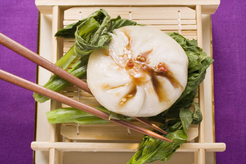 点心,无人,横图,俯视,室内,特写,白天,筷子,桌面,桌子,蔬菜,餐具,阴影,紫色背景,新鲜,反射,木制,碟子,盘,影子,青菜,调料,酱料,酱汁,佐料,料理,食品,包子,面点,调味品,调味料,文化,传统,酱,美食,食物,盘子,木制品,碟,小笼包,中式,摄影,有机食品,绿色食品,影棚,礼节,干辣椒,小白菜,礼仪,不结球白菜,海鲜酱,虾酱,进餐用具,彩图,高角度拍摄,影棚拍摄,拍摄