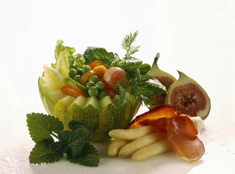 无人,横图,室内,特写,白天,白色背景,正面,桌面,桌子,无花果,芦笋,蔬菜,西红柿,小番茄,水果,叶子,一堆,许多,阴影,堆叠,堆积,新鲜,反射,木制,影子,生食,食品,果实,绿叶,蔬果,食物,木制品,嫩叶,白瓜,摄影,有机食品,绿色食品,影棚,堆,小西红柿,樱桃小番茄,珍珠小番茄,水芝,叶,叶片,映日果,树地瓜,奶浆果,蜜果,猪尾巴,樱桃番茄,药鸡豆子,石刁柏,圣女果,蚂蚁杆,龙须菜,狼尾巴根,番茄,彩图,影棚拍摄,拍摄,白冬瓜,地芝,东瓜,濮瓜,枕瓜