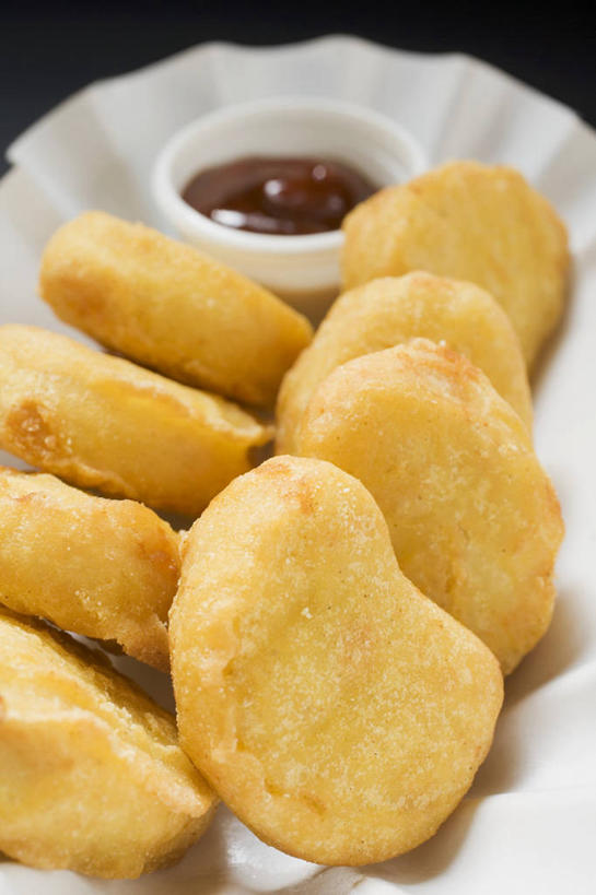 无人,竖图,俯视,室内,特写,白天,烹饪,餐具,阴影,黑色背景,反射,碟子,盘,影子,陶瓷,调料,鸡肉,酱料,酱汁,茄汁,肉,油炸,佐料,料理,食品,陶瓷制品,调味品,调味料,番茄酱,鸡块,酱,菜肴,美食,肉类,食物,盘子,容器,碟,碗,摄影,佳肴,影棚,储藏,储存,炸鸡块,肉食,彩图,高角度拍摄,影棚拍摄,拍摄,贮存