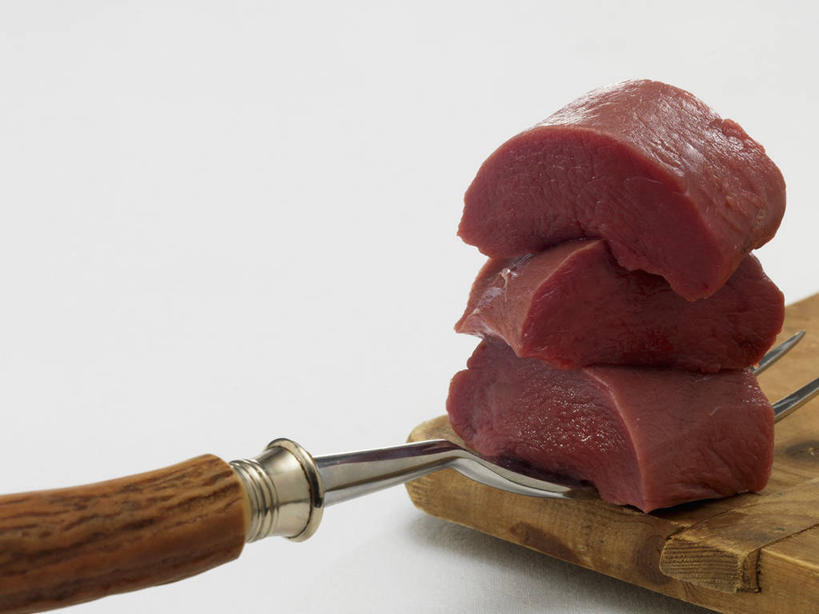 无人,横图,俯视,室内,特写,白天,白色背景,桌面,桌子,餐具,三块,一排,阴影,整齐,反射,木制,叉子,影子,肉,案板,肉类,砧板,排列,木制品,摄影,影棚,堆,队列,肉食,餐叉,鹿肉,进餐用具,彩图,高角度拍摄,影棚拍摄,拍摄