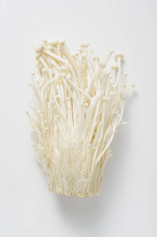 无人,竖图,俯视,室内,特写,白天,白色背景,桌面,桌子,蔬菜,阴影,新鲜,反射,木制,影子,金针菇,菌菇,食品,菌类,食物,木制品,食用菌,摄影,有机食品,绿色食品,影棚,构菌,金菇,毛柄金钱菌,银针菇,智力菇,彩图,高角度拍摄,影棚拍摄,拍摄