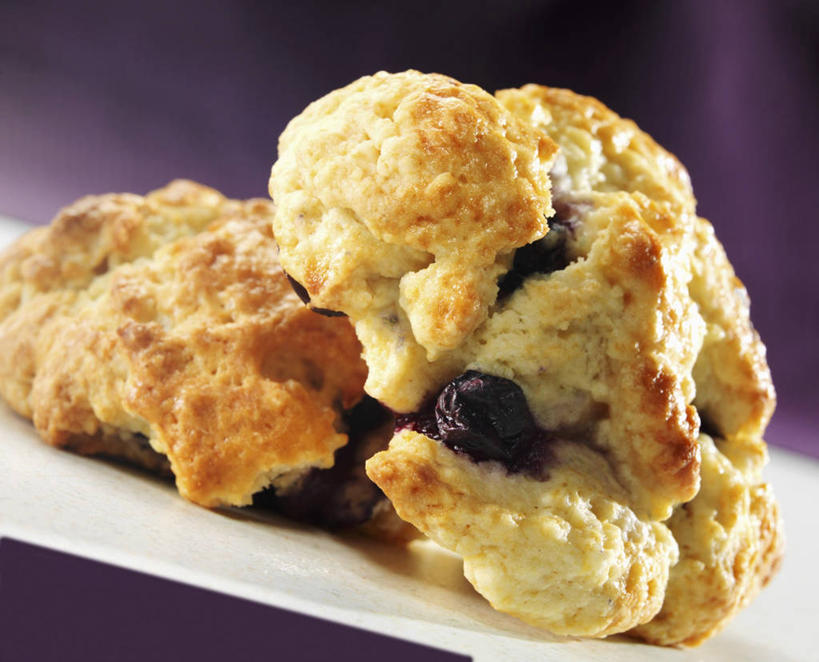 点心,无人,横图,俯视,室内,特写,白天,下午茶,桌面,桌子,浆果,蓝莓,水果,阴影,紫色背景,新鲜,反射,木制,影子,生食,食品,果实,松饼,食物,糕点,木制品,摄影,有机食品,绿色食品,影棚,玛芬蛋糕,山都柿,蓝浆果,蓝靛果,彩图,高角度拍摄,影棚拍摄,拍摄,蓝莓松饼