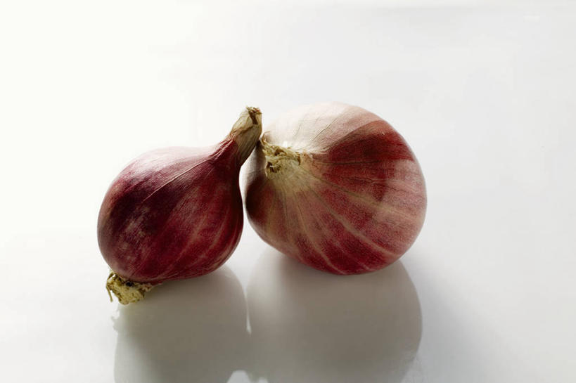 无人,横图,俯视,室内,特写,白天,白色背景,桌面,桌子,蔬菜,洋葱,阴影,新鲜,反射,木制,影子,食品,食物,两个,木制品,摄影,有机食品,绿色食品,影棚,玉葱,圆葱,洋葱头,球葱,葱头,彩图,高角度拍摄,影棚拍摄,拍摄,红洋葱