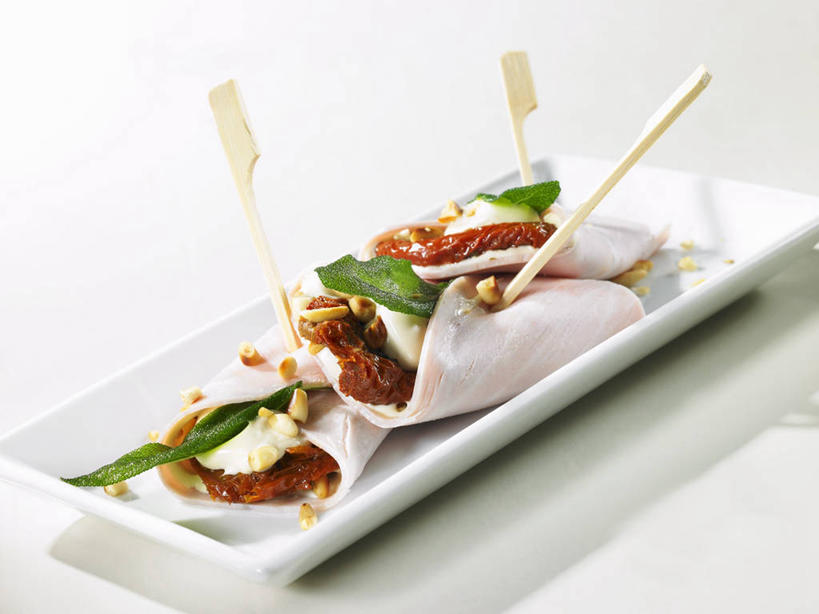 无人,横图,俯视,室内,特写,白天,白色背景,桌面,桌子,蔬菜,西红柿,餐具,叶子,阴影,新鲜,反射,木制,碟子,盘,影子,肉,食品,枯叶,绿叶,落叶,番茄干,火腿,猪肉,肉类,竹签,食物,腌制,三个,一个,盘子,木制品,碟,嫩叶,摄影,有机食品,绿色食品,影棚,单个,肉食,豚肉,取食签,熏制,火肉,兰熏,猪腿,叶,叶片,番茄,彩图,高角度拍摄,影棚拍摄,拍摄,日晒番茄干