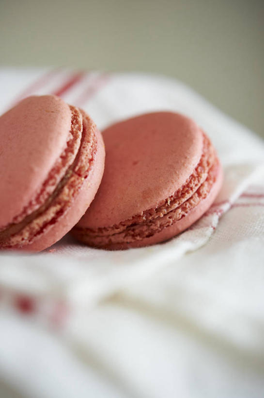 点心,无人,竖图,俯视,室内,特写,白天,桌面,桌子,阴影,花纹,朦胧,模糊,反射,木制,布,图案,影子,食品,甜点,甜品,布纹,食物,糕点,两个,粉色,木制品,甜食,布匹,马卡龙,玛卡龙,杏仁小圆饼,彩图,高角度拍摄