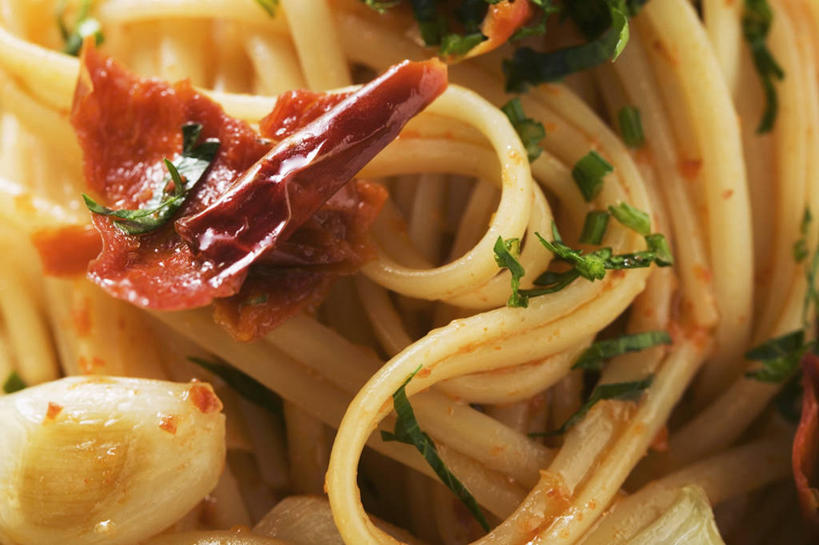 面食,面条,意大利面,无人,横图,俯视,室内,特写,白天,西餐,辣椒,蔬菜,蒜,西红柿,朦胧,模糊,新鲜,调料,酱料,酱汁,面,茄汁,佐料,料理,食品,调味品,番茄干,调味料,蒜头,番茄酱,酱,食物,西式,有机食品,绿色食品,彩椒,辣角,红海椒,大椒,辣虎,广椒,胡蒜,甜椒,柿子椒,辣子,海椒,番茄,番椒,灯笼椒,大蒜,彩图,高角度拍摄,日晒番茄干