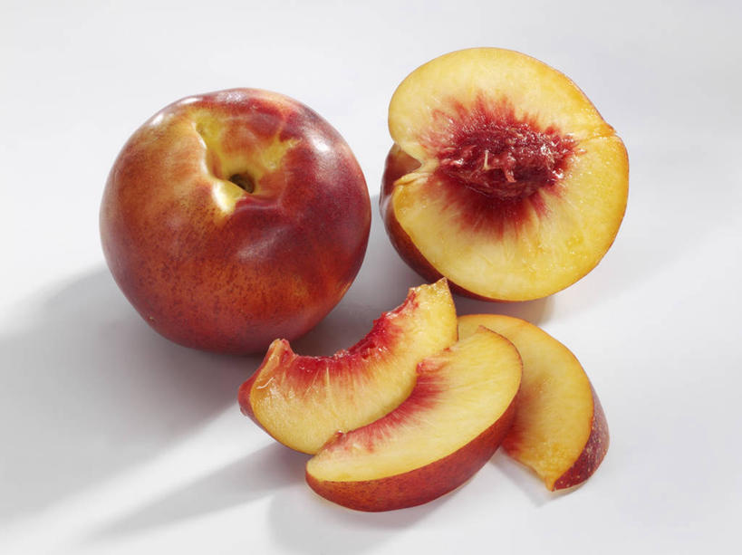 无人,横图,俯视,室内,特写,白天,白色背景,桌面,桌子,桃子,水果,阴影,新鲜,反射,木制,影子,生食,食品,果实,油桃,食物,黄色,红色,木制品,摄影,有机食品,绿色食品,影棚,横截面,剖面,肺果,李光桃,截面,截面图形,彩图,高角度拍摄,影棚拍摄,拍摄