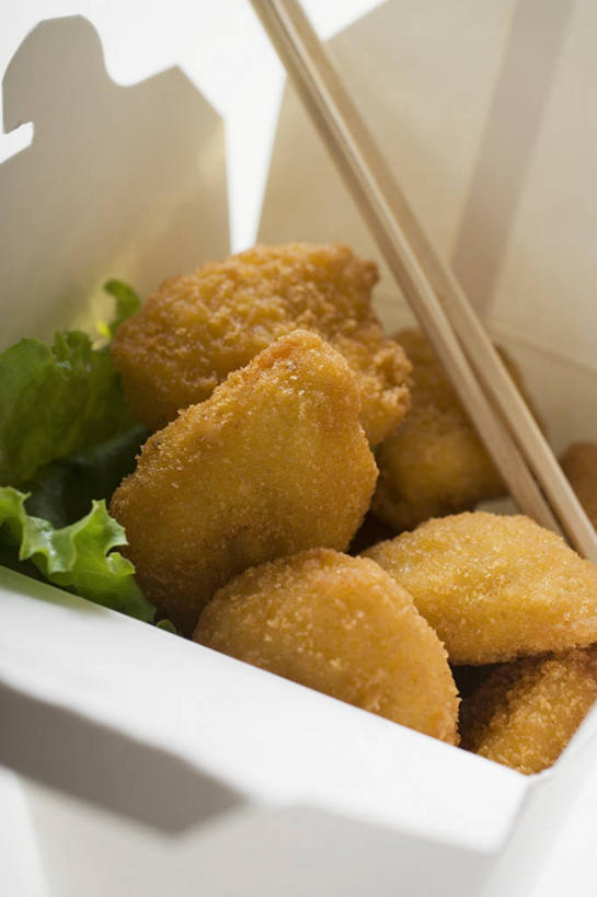 无人,竖图,俯视,室内,特写,白天,白色背景,烹饪,西餐,筷子,桌面,桌子,蔬菜,餐具,叶子,一双,阴影,新鲜,反射,木制,影子,纸盒,生菜,莴苣,鸡肉,肉,油炸,料理,食品,绿叶,文化,传统,菜肴,美食,肉类,盒子,食物,一个,包装盒,木制品,容器,嫩叶,西式,摄影,佳肴,有机食品,绿色食品,影棚,单个,储藏,礼节,储存,礼仪,肉食,春菜,鹅仔菜,莴仔菜,千金菜,叶用莴苣,叶,叶片,进餐用具,彩图,高角度拍摄,影棚拍摄,拍摄,贮存