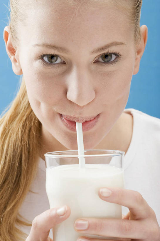 牛奶,西方人,脸,头,脸颊,手,一个人,站,笑,微笑,竖图,室内,特写,白天,正面,杯子,欧洲,欧洲人,双手,仅一个年轻女性,仅一个女性,仅一个人,喝,握,蓝色背景,服装,塑料,饮品,营养,拿,拿着,注视,休闲装,玻璃制品,饮料,一个,衣服,水杯,塑料制品,吸管,观察,看,站着,休闲,手部,休闲服,握着,摄影,服饰,影棚,单个,观看,察看,空心,乳制品,奶,牛乳,关注,饮管,安神,年轻女性,女人,女性,白种人,头部,脸部,脸蛋,面部,玻璃杯,站立,半身,彩图,影棚拍摄,拍摄,圆柱状