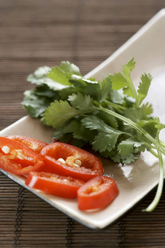 无人,竖图,俯视,室内,特写,白天,桌面,桌子,辣椒,蔬菜,餐具,叶子,阴影,新鲜,反射,木制,碟子,盘,影子,香菜,食品,绿叶,食物,一个,盘子,木制品,碟,嫩叶,有机食品,绿色食品,单个,横截面,剖面,辣角,红海椒,大椒,辣虎,广椒,胡菜,香荽,原荽,园荽,芫荽,胡荽,莞荽,芫茜,芫蓿,莚葛草,莚荽菜,截面,截面图形,叶,叶片,辣子,红辣椒,海椒,番椒,彩图,高角度拍摄