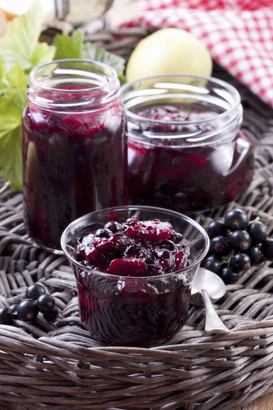 无人,竖图,俯视,室内,特写,白天,桌面,桌子,苹果,浆果,水果,叶子,玻璃,金属制品,阴影,朦胧,模糊,新鲜,反射,金属,木制,影子,勺子,灯笼果,调料,酱料,酱汁,生食,佐料,食品,果实,绿叶,调味品,调味料,酱,玻璃制品,食物,三个,玻璃瓶,木制品,瓶子,调羹,汤匙,果酱,嫩叶,有机食品,绿色食品,红醋栗,广口瓶,果子酱,叶,叶片,醋栗,彩图,高角度拍摄