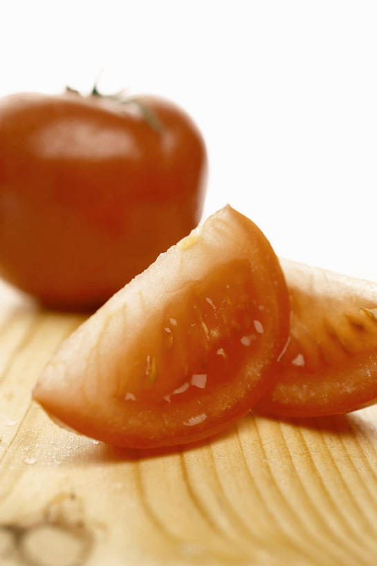 无人,竖图,俯视,室内,特写,白天,白色背景,桌面,桌子,蔬菜,西红柿,阴影,新鲜,反射,木制,影子,食品,案板,砧板,食物,红色,木制品,摄影,有机食品,绿色食品,影棚,横截面,剖面,截面,截面图形,番茄,彩图,高角度拍摄,影棚拍摄,拍摄