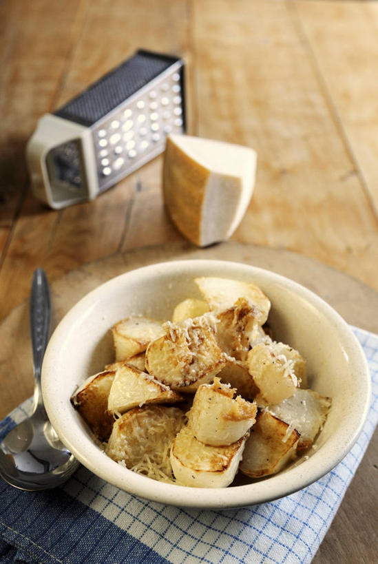 奶酪,无人,竖图,俯视,室内,特写,白天,桌面,桌子,萝卜,白萝卜,蔬菜,金属制品,阴影,花纹,新鲜,反射,金属,木制,布,图案,影子,勺子,陶瓷,干酪,起司,食品,陶瓷制品,芝士,营养,布纹,食物,一个,木制品,容器,调羹,汤匙,碗,乳酪,有机食品,绿色食品,单个,储藏,布匹,乳制品,储存,发酵,擦菜板,莱菔,彩图,高角度拍摄,擦丝板,刨菜板,刨菜器,切丝器,贮存