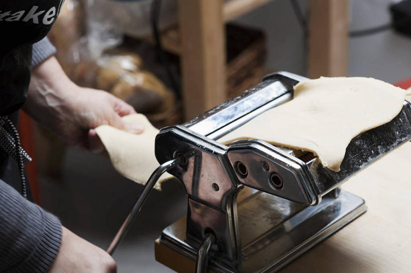 面食,面条,西方人,手,一个人,站,横图,俯视,室内,特写,白天,桌面,桌子,欧洲,欧洲人,双手,仅一个年轻女性,仅一个女性,仅一个人,切开,握,阴影,服装,反射,木制,英文,标志,电器,工具,文字,影子,字符,字母,面,拿,拿着,休闲装,设备,标识,衣服,木制品,切,站着,休闲,手部,休闲服,握着,服饰,英文字母,家电,家用电器,面条机,年轻女性,女人,女性,白种人,站立,半身,彩图,高角度拍摄