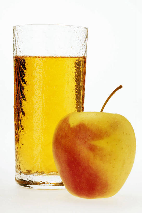 果汁,无人,竖图,室内,特写,白天,白色背景,正面,桌面,桌子,苹果,杯子,水果,阴影,新鲜,反射,木制,影子,生食,食品,果实,饮品,玻璃制品,食物,饮料,一个,木制品,水杯,苹果汁,摄影,有机食品,绿色食品,影棚,单个,可口,适口,玻璃杯,彩图,影棚拍摄,拍摄