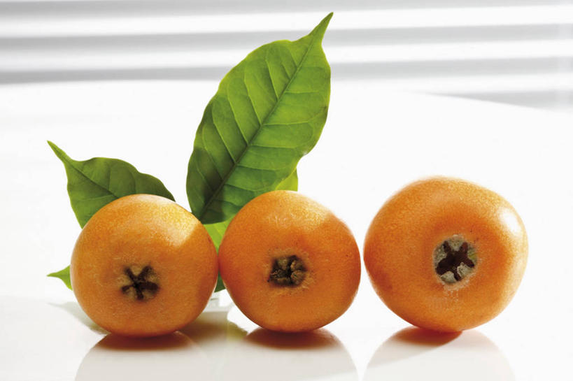 无人,横图,俯视,室内,特写,白天,植物,桌面,桌子,枇杷,水果,叶子,一排,阴影,新鲜,整齐,反射,木制,纹理,影子,生食,食品,果实,绿叶,食物,排列,三个,绿色,木制品,橙色,嫩叶,有机食品,绿色食品,队列,肌理,叶,叶片,叶脉,芦枝,芦橘,金丸,彩图,高角度拍摄