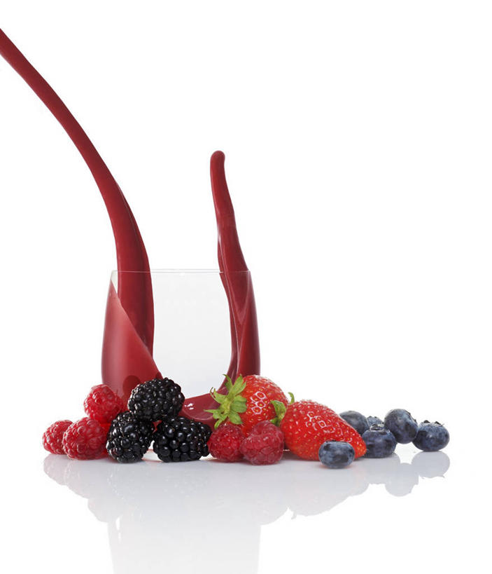 果汁,无人,竖图,俯视,室内,特写,白天,白色背景,桌面,桌子,草莓,浆果,蓝莓,水果,阴影,飞溅,新鲜,溅,反射,木制,液体,影子,水滴,桑葚,桑椹,生食,食品,果实,饮品,水珠,食物,饮料,木制品,覆盆子,摄影,有机食品,绿色食品,影棚,可口,喷洒,适口,熊果,熊梅,熊葡萄,洋莓,水果皇后,山都柿,蓝浆果,蓝靛果,红莓,地莓,彩图,高角度拍摄,影棚拍摄,拍摄