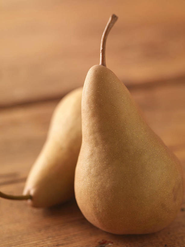 无人,竖图,俯视,室内,特写,白天,桌面,桌子,梨,水果,阴影,新鲜,反射,木制,影子,生食,食品,褐色,果实,食物,两个,木制品,香梨,有机食品,绿色食品,生梨,彩图,高角度拍摄