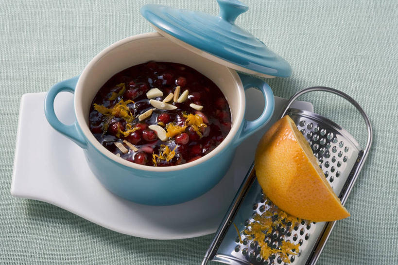 无人,横图,俯视,室内,特写,白天,餐桌,桌子,柑橘,杏仁,水果,金属制品,阴影,新鲜,反射,金属,影子,陶瓷,生食,食品,果实,陶瓷制品,食物,两个,容器,碗,有机食品,绿色食品,餐台,储藏,蔓越莓,小红莓,储存,擦菜板,杏子,杏梅仁,杏核仁,木落子,苦杏仁,橘子,桔子,橙子,橙,彩图,高角度拍摄,擦丝板,刨菜板,刨菜器,切丝器,贮存