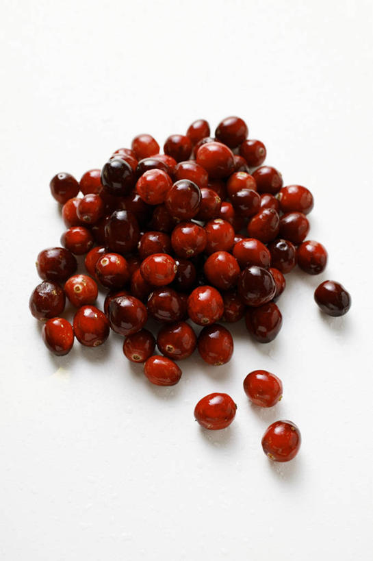 无人,竖图,俯视,室内,特写,白天,白色背景,餐桌,桌子,水果,一堆,许多,阴影,堆叠,堆积,新鲜,反射,影子,生食,食品,果实,很多,食物,红色,摄影,有机食品,绿色食品,影棚,餐台,堆,蔓越莓,小红莓,彩图,高角度拍摄,影棚拍摄,拍摄