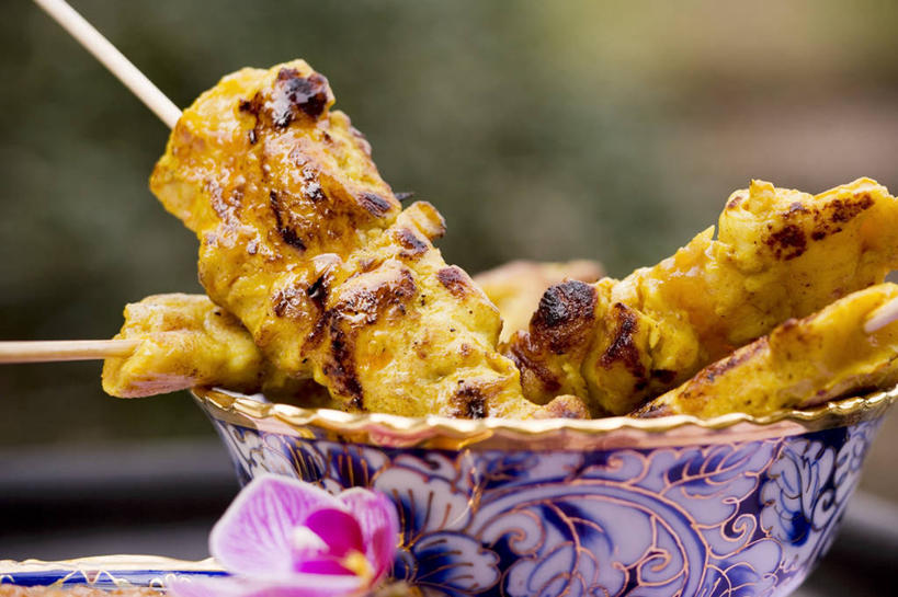 无人,横图,俯视,室外,特写,白天,烹饪,餐桌,桌子,阴影,朦胧,模糊,盛开,反射,影子,陶瓷,鸡肉,肉,料理,食品,陶瓷制品,泰式,花蕾,菜肴,美食,肉类,泰国料理,竹签,花,花瓣,花朵,鲜花,食物,一朵,一个,粉色,容器,碗,花苞,花蕊,佳肴,单个,餐台,储藏,储存,肉食,取食签,泰菜,泰国菜,泰式料理,彩图,高角度拍摄,贮存