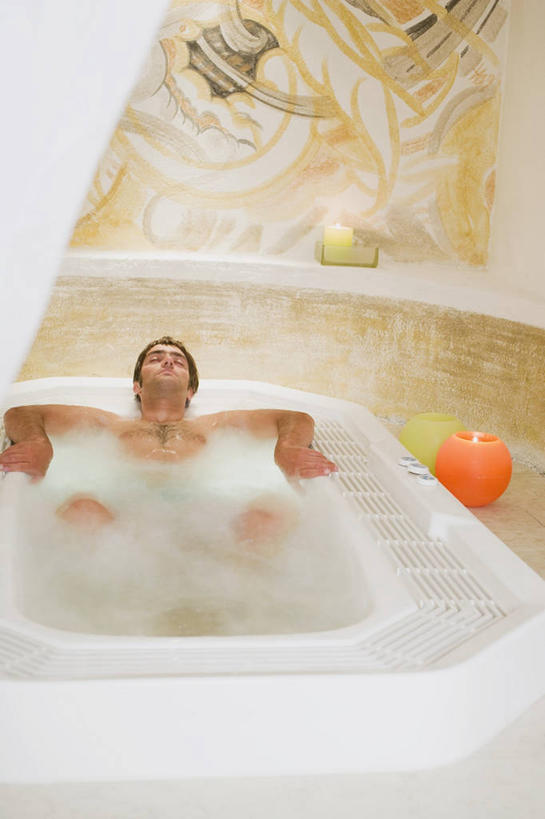 西方人,一个人,躺,闭眼,竖图,俯视,室内,白天,按摩,美容,洗澡,雾,欧洲,欧洲人,仅一个男性,仅一个人,仅一个中年男性,护肤,沸腾,朦胧,模糊,蒸汽,水蒸气,雾气,干净,裸露,浴缸,清洁,保养,享受,休闲,健康,放松,SPA水疗,保健,温泉浴场,气体,卫生,裸,卫浴设备,养颜,蒸发,泡汤,水管装置,卧着,男人,男性,中年男性,白种人,矿泉疗养地,闭眼睛,闭着眼,闭着眼睛,躺着,卧,彩图,高角度拍摄,全身,沐浴,水疗