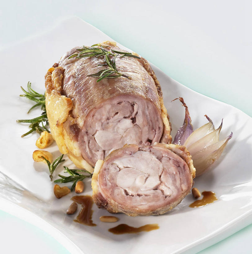 无人,竖图,俯视,室内,特写,白天,白色背景,餐桌,桌子,蔬菜,洋葱,餐具,切开,阴影,新鲜,反射,碟子,盘,影子,肉,食品,松子,松子仁,肉类,食物,一个,盘子,碟,切,摄影,有机食品,绿色食品,影棚,单个,餐台,松仁,玉葱,剖面,肉食,兔肉,切面,松籽仁,圆葱,洋葱头,球葱,葱头,彩图,高角度拍摄,影棚拍摄,拍摄