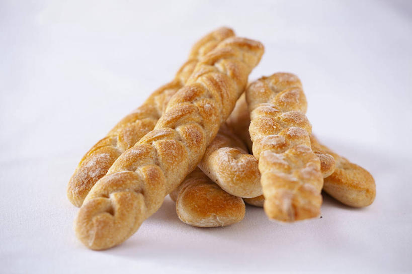 点心,面包,无人,横图,俯视,室内,特写,白天,白色背景,餐桌,桌子,一堆,许多,阴影,堆叠,堆积,反射,影子,食品,面点,很多,食物,糕点,摄影,影棚,餐台,堆,辫子面包,彩图,高角度拍摄,影棚拍摄,拍摄