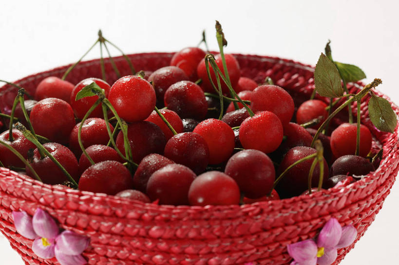 无人,交叉,横图,俯视,室内,特写,白天,白色背景,餐桌,桌子,竹子,樱桃,水果,叶子,一堆,许多,阴影,堆叠,堆积,竹制,新鲜,编织,反射,篮子,影子,生食,食品,果实,绿叶,很多,食物,一个,红色,竹篮,嫩叶,摄影,有机食品,绿色食品,影棚,单个,餐台,竹条,堆,交织,竹制品,穿插,叶,叶片,樱珠,莺桃,英桃,楔桃,牛桃,荆桃,彩图,高角度拍摄,影棚拍摄,拍摄,欧洲酸樱桃,酸樱桃