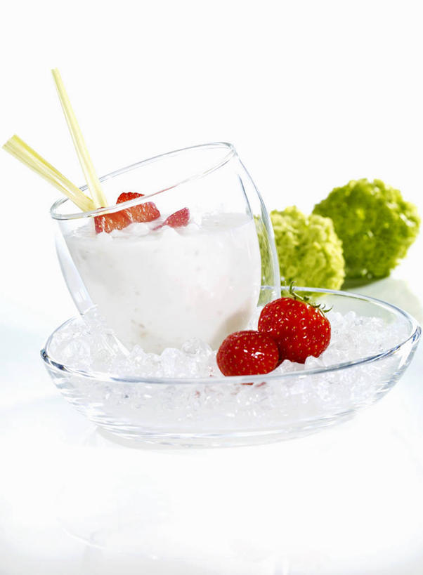 果汁,无人,竖图,俯视,室内,特写,白天,白色背景,餐桌,桌子,草莓,浆果,杯子,水果,阴影,新鲜,反射,影子,调味,生食,香料,佐料,食品,果实,饮品,香茅,柠檬草,玻璃制品,食物,饮料,两个,容器,水杯,碗,摄影,有机食品,绿色食品,影棚,餐台,储藏,椰汁,椰子汁,储存,可口,作料,适口,玻璃杯,洋莓,水果皇后,红莓,地莓,彩图,高角度拍摄,影棚拍摄,拍摄,贮存