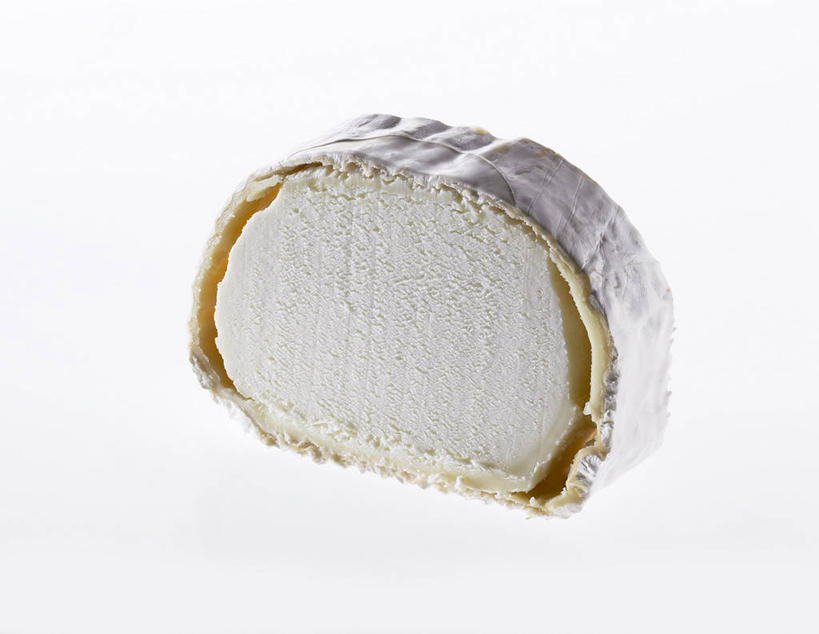 奶酪,无人,横图,俯视,室内,特写,白天,白色背景,餐桌,桌子,一块,切开,阴影,反射,影子,干酪,起司,芝士,营养,白色,切,乳酪,摄影,影棚,餐台,乳制品,发酵,剖面,切面,山羊奶酪,彩图,高角度拍摄,影棚拍摄,拍摄