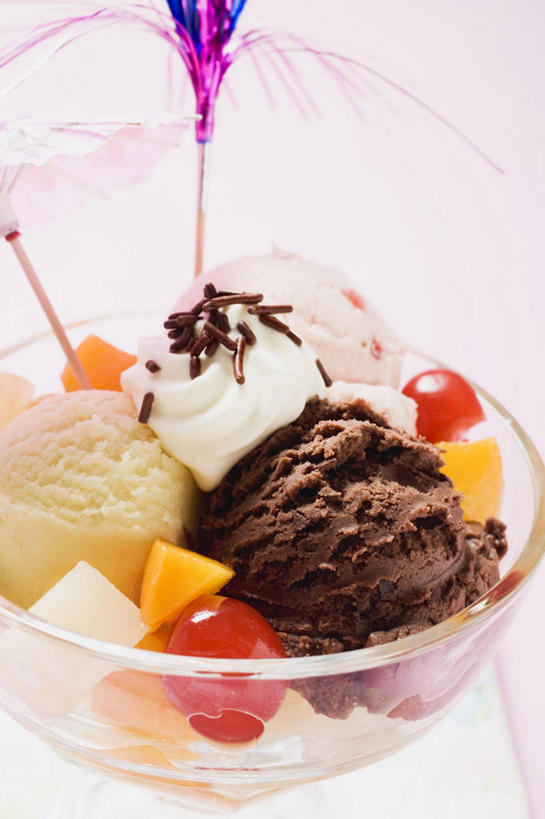 无人,竖图,俯视,室内,特写,白天,餐桌,桌子,樱桃,水果,玻璃,一堆,阴影,堆叠,堆积,新鲜,反射,影子,生食,食品,冰激凌,果实,清凉,玻璃制品,食物,一个,容器,碗,冷饮,舒服,冰淇淋,有机食品,绿色食品,单个,餐台,储藏,堆,解暑,储存,解渴,雪糕,香草冰激凌,舒爽,冰糕,消暑,巧克力冰淇淋,樱珠,莺桃,英桃,楔桃,牛桃,荆桃,彩图,高角度拍摄,贮存