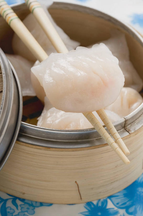 点心,蒸笼,无人,竖图,俯视,室内,特写,白天,烹饪,餐桌,筷子,桌子,餐具,厨具,一双,阴影,竹制,反射,影子,料理,食品,包子,面点,文化,传统,美食,食物,一个,中式,单个,餐台,礼节,竹制品,笼屉,礼仪,烹饪用具,进餐用具,烹调用具,烹调,彩图,高角度拍摄,水晶包,水晶包子