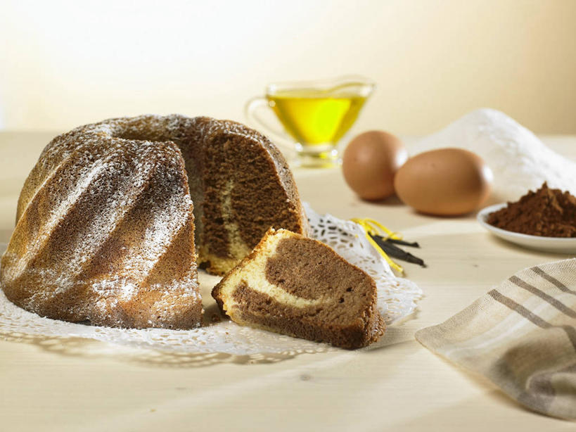 点心,无人,横图,俯视,室内,特写,白天,下午茶,餐桌,桌子,杯子,餐具,切开,阴影,反射,碟子,盘,影子,蛋,鸡蛋,食品,玻璃制品,食物,糕点,三个,一个,盘子,水杯,碟,切,单个,餐台,剖面,切面,草鸡蛋,卵,大理石蛋糕,玻璃杯,彩图,高角度拍摄,蛋糕