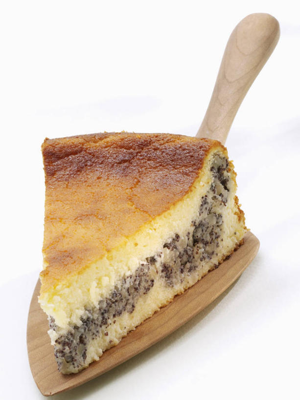 点心,无人,竖图,俯视,室内,特写,白天,白色背景,下午茶,餐桌,桌子,一把,一块,阴影,反射,木制,铲子,影子,食品,食物,糕点,木制品,摄影,影棚,餐台,罂粟籽,海绵蛋糕,奶酪蛋糕,乳酪蛋糕,阿芙蓉,彩图,高角度拍摄,影棚拍摄,拍摄,米囊,御米,蛋糕