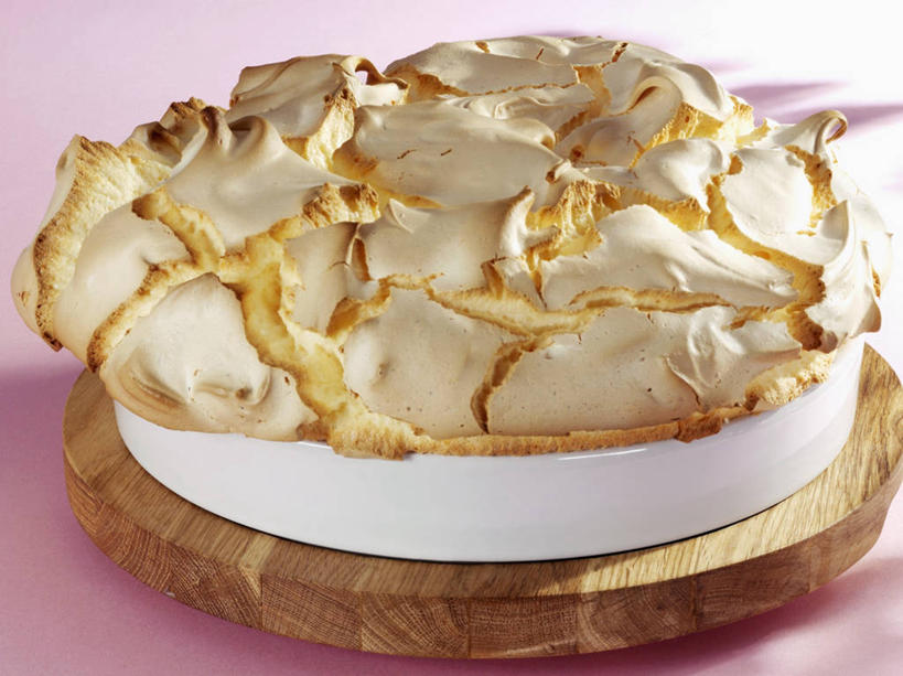 点心,无人,横图,俯视,室内,特写,白天,下午茶,餐桌,桌子,阴影,粉色背景,反射,木制,影子,食品,案板,砧板,食物,糕点,木制品,摄影,影棚,餐台,彩图,高角度拍摄,影棚拍摄,拍摄,蛋奶酥,梳乎厘,舒芙里,蛋糕