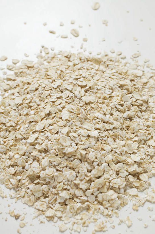 无人,竖图,俯视,室内,特写,白天,白色背景,桌面,桌子,一堆,许多,阴影,堆叠,堆积,反射,木制,影子,燕麦,木制品,摄影,影棚,堆,玉麦,铃铛麦,裸燕麦,雀麦,野麦,莜麦,彩图,高角度拍摄,影棚拍摄,拍摄