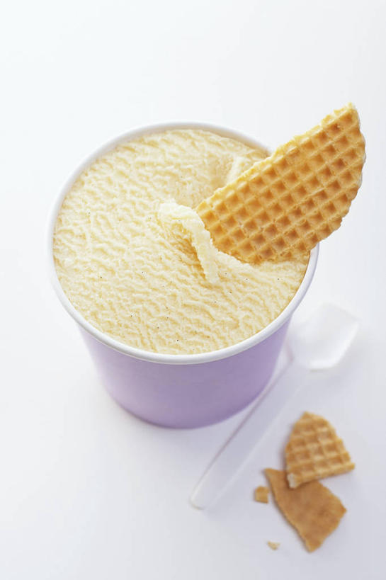 点心,无人,竖图,俯视,室内,特写,白天,白色背景,桌面,桌子,杯子,阴影,反射,木制,影子,陶瓷,食品,冰激凌,陶瓷制品,清凉,食物,一个,马克杯,木制品,水杯,饼干,冷饮,零食,舒服,冰淇淋,摄影,影棚,单个,解暑,解渴,雪糕,威化,圣代,舒爽,冰糕,消暑,威化饼,维夫饼,维夫饼干,彩图,高角度拍摄,影棚拍摄,拍摄,水果冰激凌,新地