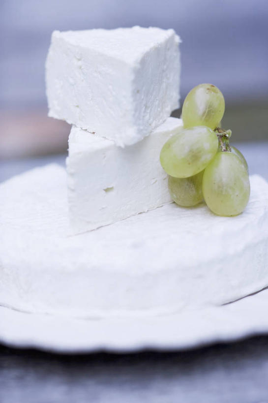 奶酪,无人,竖图,俯视,室内,特写,白天,桌面,桌子,葡萄,水果,阴影,朦胧,模糊,新鲜,反射,木制,影子,生食,干酪,起司,食品,果实,芝士,营养,食物,木制品,乳酪,有机食品,绿色食品,乳制品,发酵,山羊奶酪,山葫芦,蒲桃,草龙珠,彩图,高角度拍摄