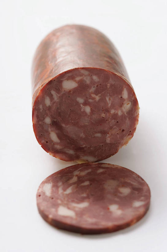 无人,竖图,俯视,室内,特写,白天,白色背景,桌面,桌子,切开,阴影,朦胧,模糊,反射,纹路,木制,纹理,影子,香肠,腊肠,一个,红色,木制品,切,摄影,影棚,单个,剖面,切面,肌理,德式香肠,彩图,高角度拍摄,影棚拍摄,拍摄