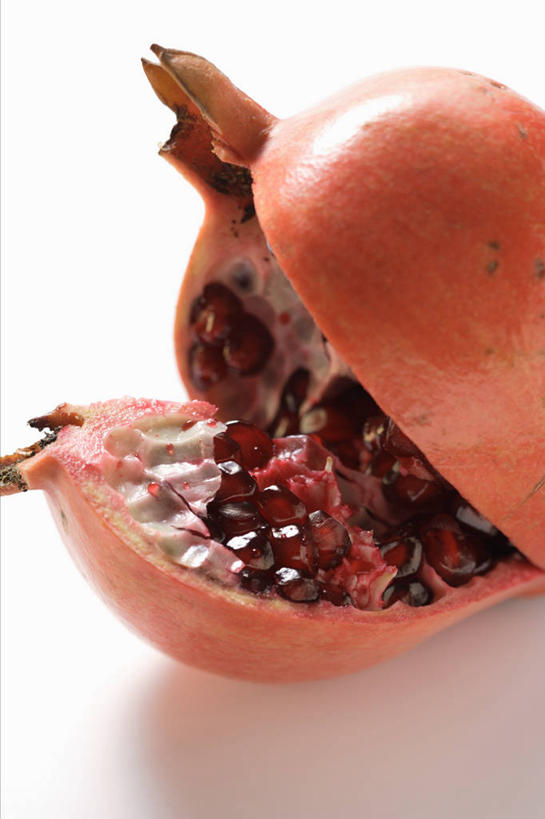 无人,竖图,俯视,室内,特写,白天,白色背景,餐桌,桌子,石榴,水果,阴影,新鲜,反射,影子,生食,食品,果实,食物,一个,剥开,摄影,有机食品,绿色食品,影棚,单个,餐台,涂林,若榴,金罂,金庞,丹若,安石榴,彩图,高角度拍摄,影棚拍摄,拍摄