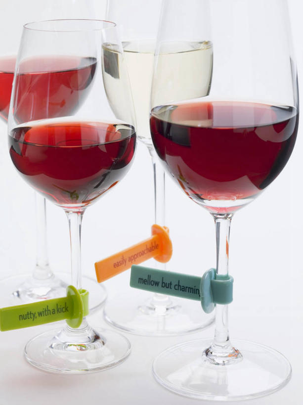 红酒,葡萄酒,无人,竖图,俯视,室内,特写,白天,白色背景,餐桌,桌子,杯子,阴影,反射,标签,高脚杯,影子,红酒杯,白葡萄酒,酒类,四杯,玻璃制品,酒,饮料,酒杯,四个,红葡萄酒,摄影,影棚,餐台,葡萄酒杯,玻璃杯,彩图,高角度拍摄,影棚拍摄,拍摄